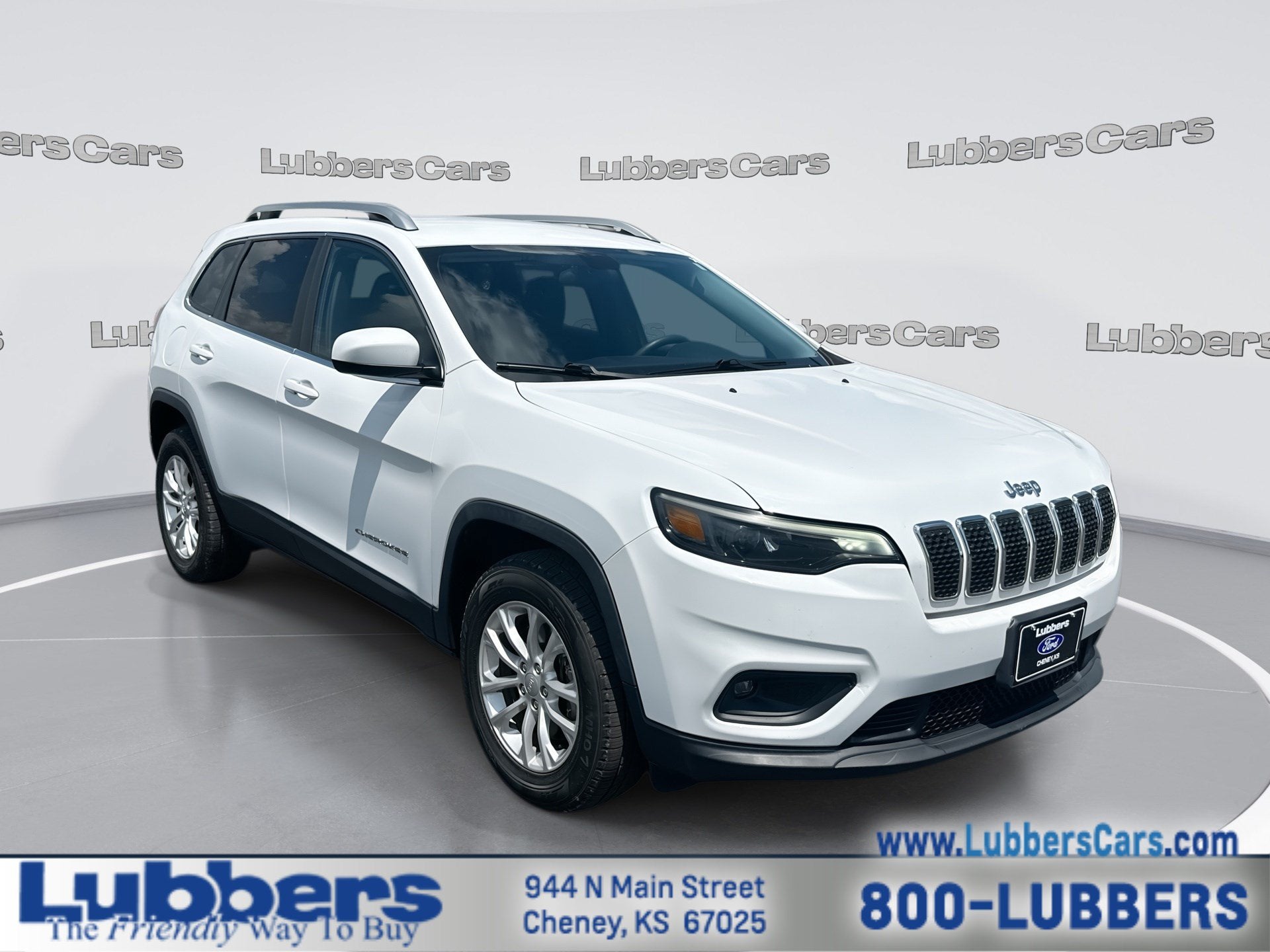 2019 Jeep Cherokee Latitude in Bright White Clearcoat — front three-quarter view