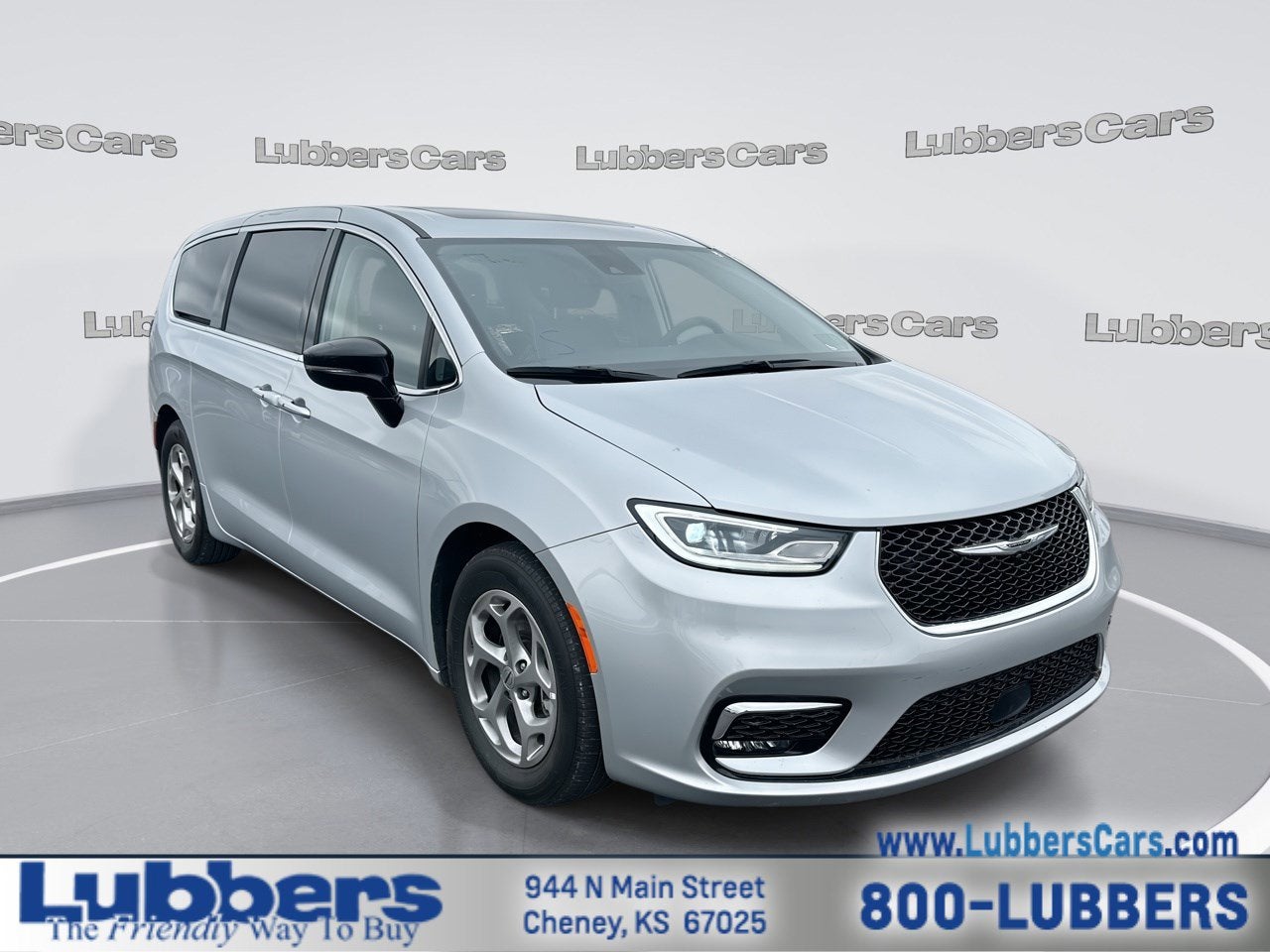 2024 Chrysler Pacifica Limited in Silver Mist Clearcoat — front three-quarter view